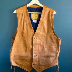 Beautiful vintage brown Gamino leather vest size large.
